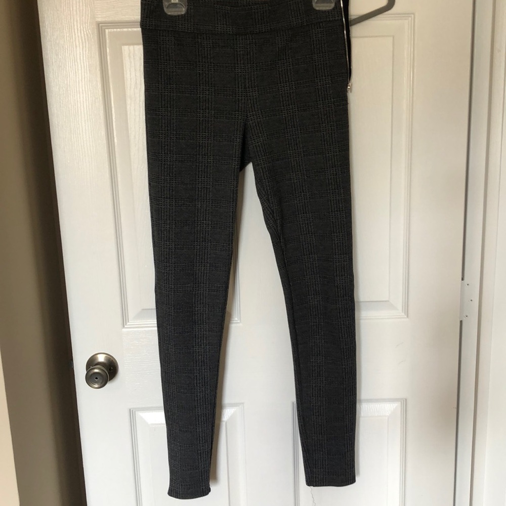 5/$15! Ann Taylor grey and black legging